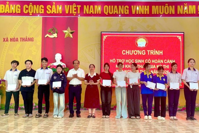 Hội Khuyến học xã Hòa Thắng trao hỗ trợ cho học sinh có hoàn cảnh khó khăn