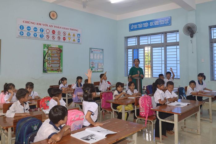 Giáo viên Trường Tiểu học Y Jút luôn chú trọng phát huy tính tích cực, chủ động của học sinh trong các giờ học