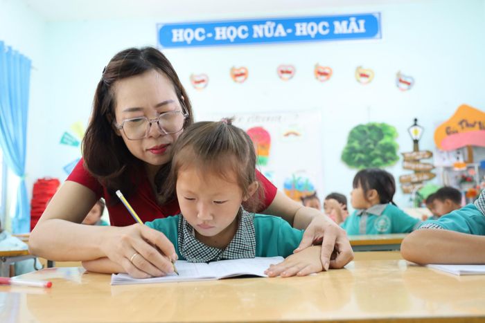 Giáo viên Trường Tiểu học Võ Thị Sáu (xã Quảng Phú) tranh thủ kèm học sinh trong các giờ ra chơi