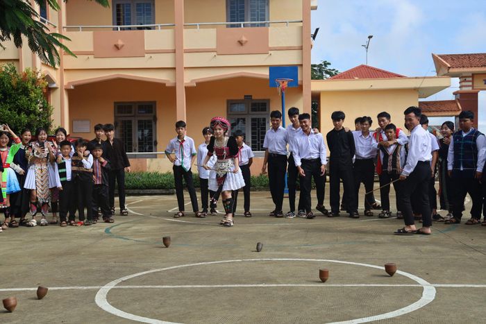 Học sinh Trường PTDTNT Đắk Glong thỏa sức chơi trò chơi dân gian trong giờ ngoại khóa
