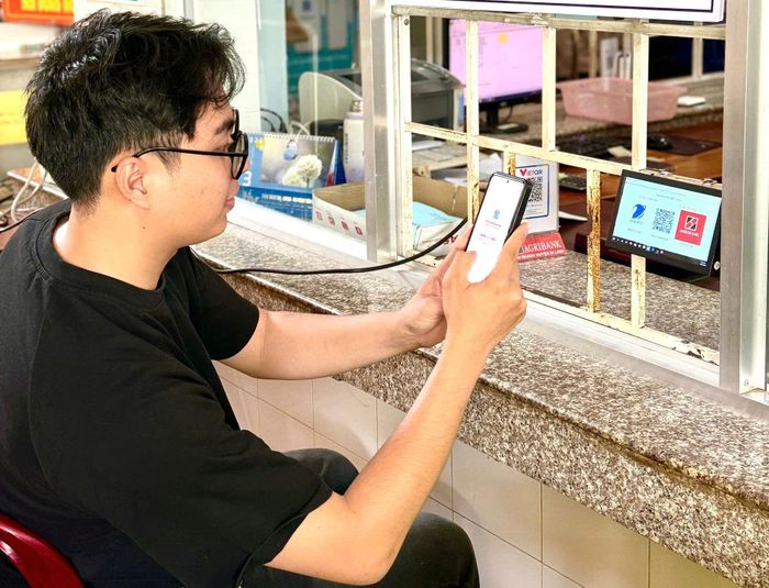 Người dân thanh toán viện phí không dùng tiền mặt tại Trung tâm Y tế khu vực Di Linh