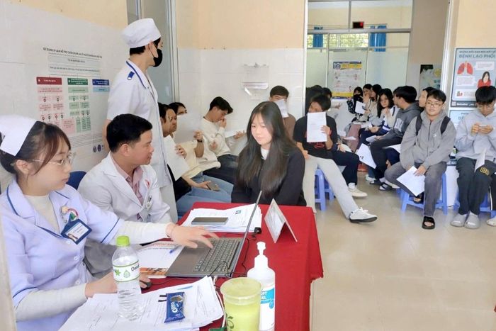 Khám sức khỏe định kỳ miễn phí cho học sinh tại Bệnh viện Đa khoa tỉnh