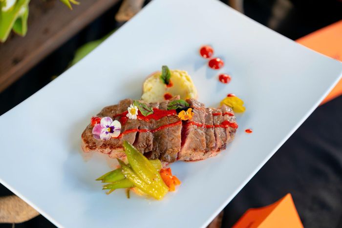 Một dĩa beefsteak dùng nước sốt thanh long thay cho các loại sốt truyền thống, là cách kể câu chuyện mới cho điểm đến