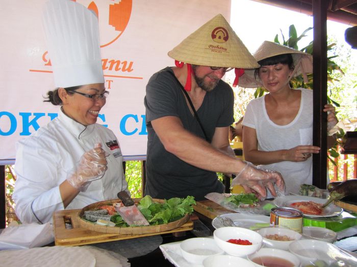 Nhiều cơ sở du lịch còn tổ chức các hoạt động trải nghiệm như hướng dẫn du khách chế biến món ăn truyền thống