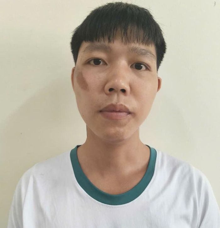 Bị can Bùi Văn Đạt (bên trái) và bị can Bùi Mạnh Thắng tại cơ quan điều tra.