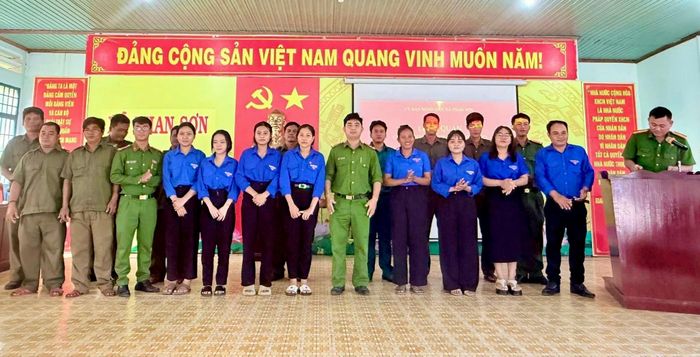 Công an xã Phan Sơn cùng đoàn thanh niên xã ra quân phối hợp hỗ trợ hướng dẫn người dân tiếp cận công nghệ số