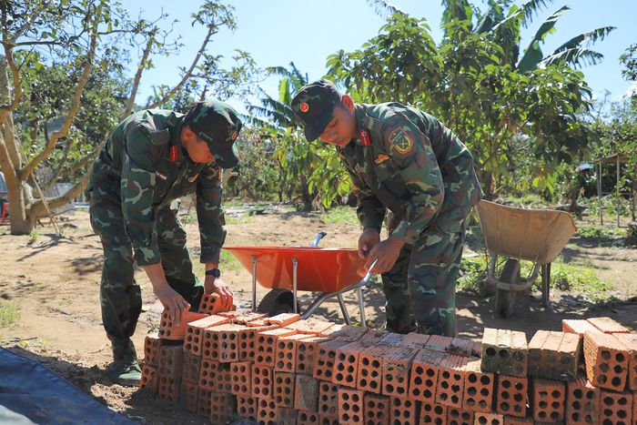 Lực lượng quân đội góp sức xây dựng các công trình ở khu vực khó khăn