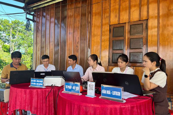 Cán bộ xã Nam Đà tổ chức điểm tiếp nhận, hướng dẫn giải quyết thủ tục hành chính tại thôn, buôn, tạo thuận lợi cho người dân ngay tại nơi cư trú