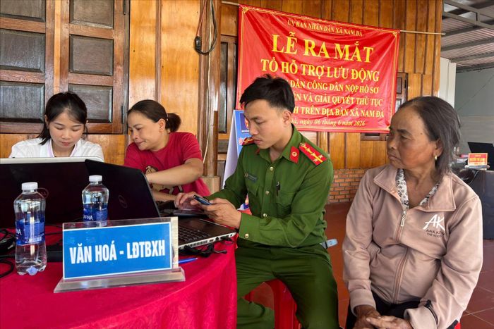 Cán bộ hỗ trợ người dân thao tác trên ứng dụng VneID