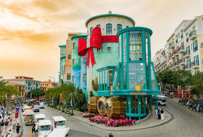 Apollo Café nằm tại Sunset Town. Ảnh: Internet