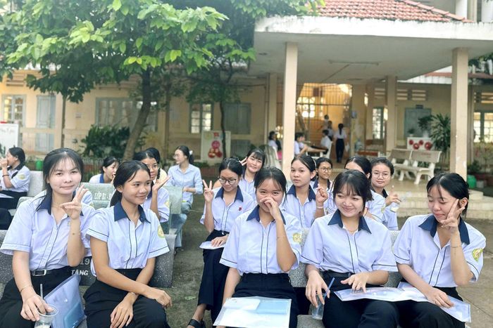 Thí sinh Trường Phổ thông Dân tộc nội trú, phường Hàm Thắng rạng rỡ bước vào buổi thi cuối cùng