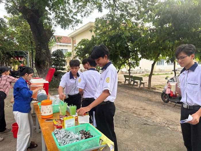 Không khí tại điểm thi khá thoải mái, nhiều thí sinh cho biết tự tin với các môn đã lựa chọn. Trong ảnh, thí sinh dự thi tại điểm thi Trường Phổ thông Dân tộc nội trú, phường Hàm Thắng trước buổi thi cuối
