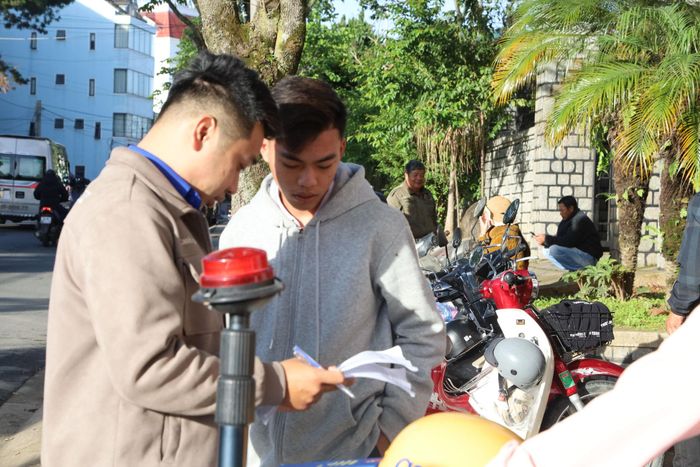Thí sinh nhờ lực lượng hỗ trợ tra soát thông tin tại điểm thi Trường THCS và THPT Chi Lăng, phường Lâm Viên - Đà Lạt