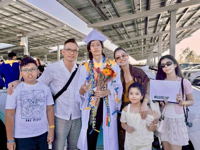 Doanh nhân Đức Hải - chồng hiện tại của Jennifer Phạm - đưa các con sang Mỹ mừng anh trai tốt nghiệp.