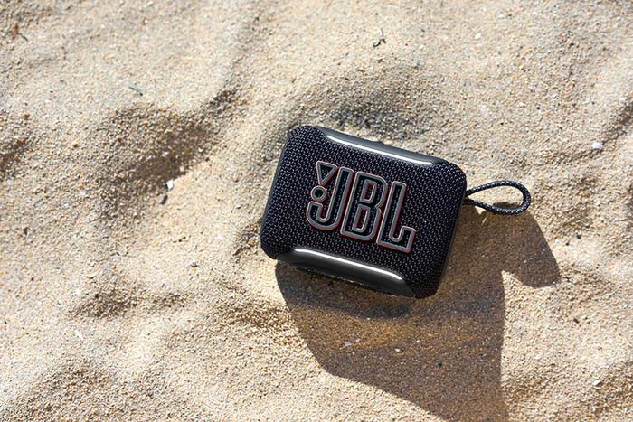 Công nghệ AirTouch cho phép người dùng ghép đôi hai loa JBL Go 5 tức thì ở chế độ stereo chỉ bằng cách chạm hai loa vào nhau.