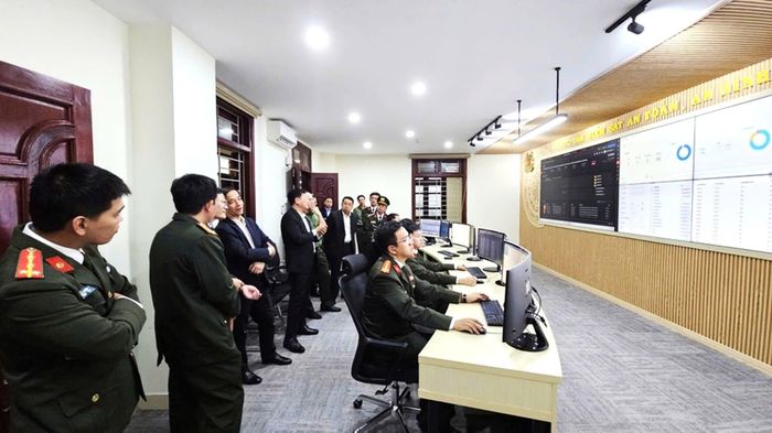 Quang cảnh tại Trung tâm Giám sát An toàn, An ninh tập trung