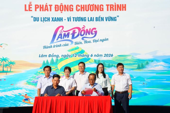Đại diện các doanh nghiệp, cơ sở kinh doanh du lịch ký cam kết tham gia hưởng ứng chương trình “Du lịch xanh - Vì tương lai bền vững”