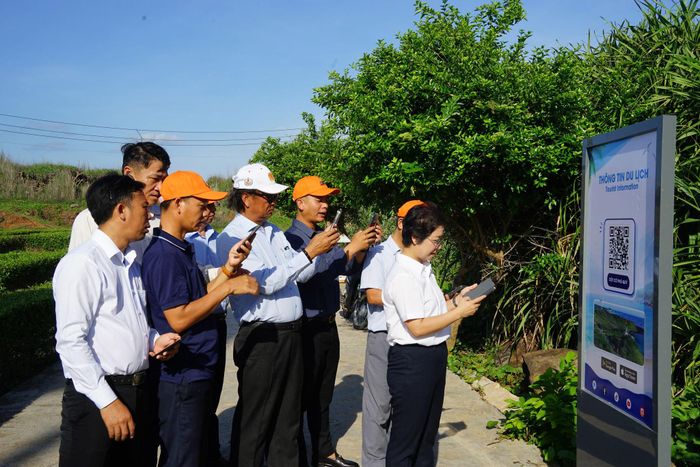 Biển quét mã QR tại cột cờ Phú Quý
