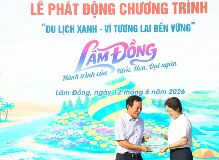 Bà Nguyễn Lan Ngọc trao tặng 100 quyển tài liệu tuyên truyền nội dung về Luật Du lịch, Bộ quy tắc ứng xử văn minh du lịch, bảo vệ môi trường du lịch, văn bản quy định của ngành về hoạt động du lịch cho Đặc khu Phú Quý