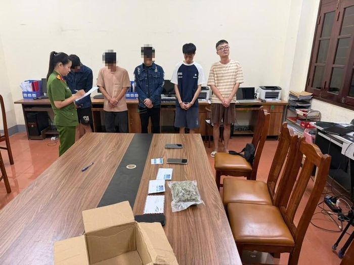 Cơ quan Cảnh sát điều tra Công an tỉnh Lạng Sơn tống đạt các quyết định theo tố tụng Hình sự đối với các đối tượng.