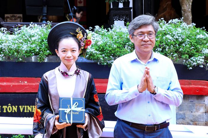 Lãnh đạo UBND tỉnh Lâm Đồng tặng quà ghi nhận đóng góp của nghệ nhân trong bảo tồn và phát huy giá trị nghề thêu truyền thống