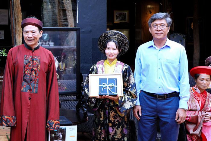 Ban Tổ chức trao giải Bàn tay vàng cho những nghệ nhân thêu có sản phẩm xuất sắc, đóng góp cho hoạt động bảo tồn và phát triển nghề thêu
