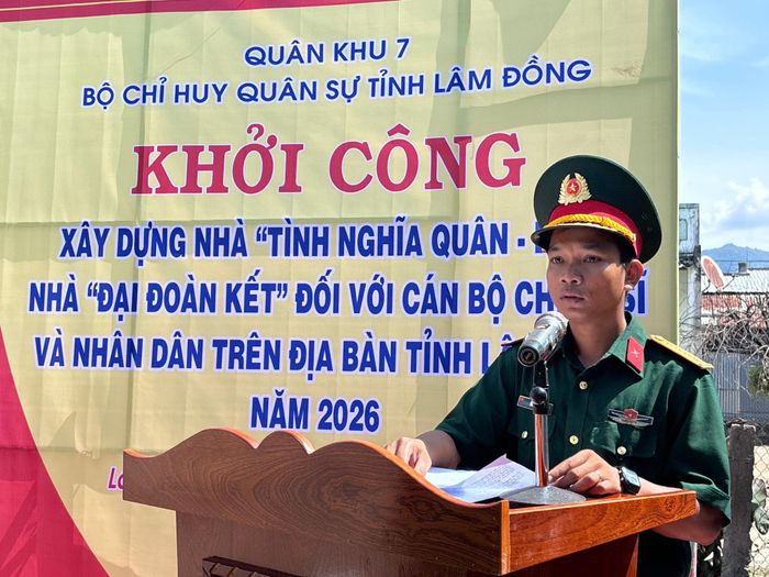 Đại úy Mai Duy Mến phát biểu cảm ơn tại lễ khởi công
