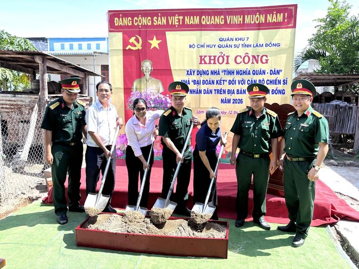 Đại diện Bộ CHQS tỉnh, Trung đoàn Bộ binh 812, chính quyền địa phương và các ban, ngành, đoàn thể thực hiện nghi thức khởi công tại buổi lễ