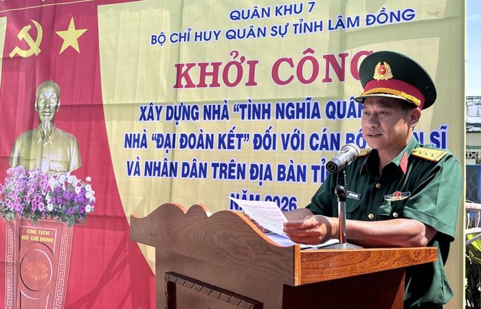 Thượng tá Trần Xuân Nghĩa, Chính ủy Trung đoàn Bộ binh 812 phát biểu tại buổi lễ