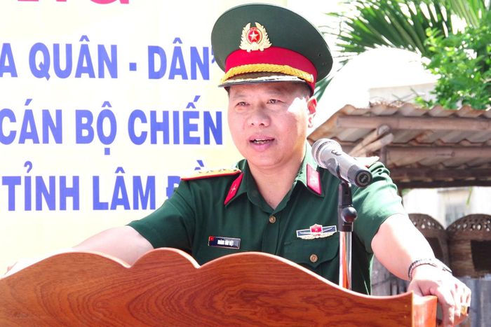 Thượng tá Hoàng Văn Việt, Phó Chủ nhiệm Chính trị Bộ CHQS tỉnh phát biểu tại buổi lễ