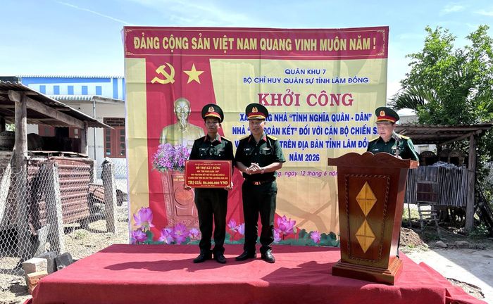 Thượng tá Hoàng Văn Việt trao bảng tượng trưng hỗ trợ số tiền xây nhà cho Đại úy Mai Duy Mến