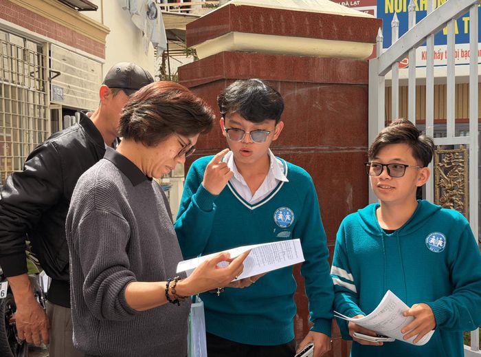 Thầy cô có mặt tại điểm thi từ sớm để đón học sinh và cùng các em trao đổi về kết quả bài làm sau giờ thi