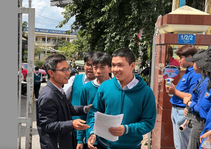 Thí sinh tại điểm thi Trường THCS và THPT Tây Sơn vui mừng khi hoàn thành buổi thi cuối cùng khép lại hành trình 12 năm đèn sách