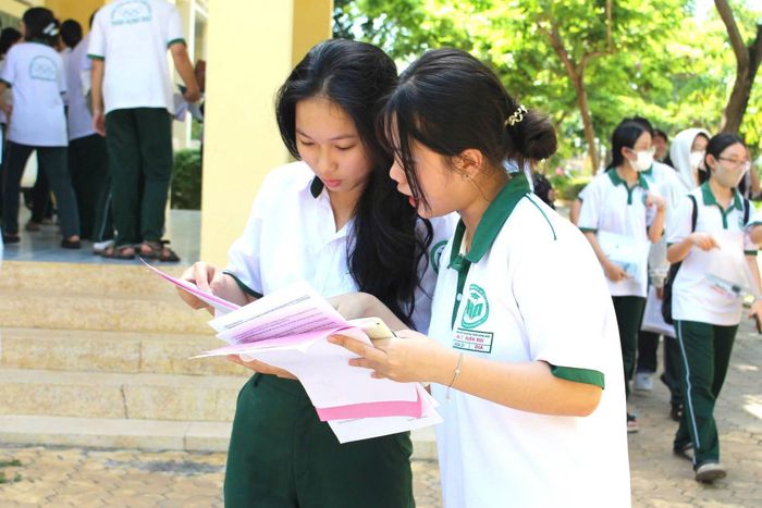 Thí sinh thảo luận về bài thi sau khi hoàn thành buổi thi