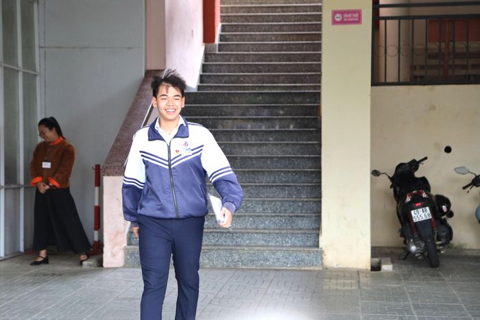 Thí sinh đầu tiên rời khỏi điểm thi Trường THCS và THPT Chi Lăng (phường Lâm Viên - Đà Lạt) với nụ cười vui vẻ và đánh giá đề thi Hóa học năm nay dễ hơn mọi năm