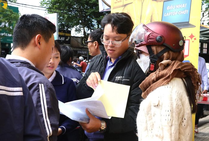Trao đổi về đề thi sau buổi thi cuối cùng