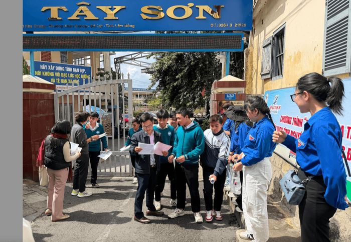 Giáo viên, phụ huynh và thí sinh cùng chia sẻ niềm vui và dò kết quả bài thi