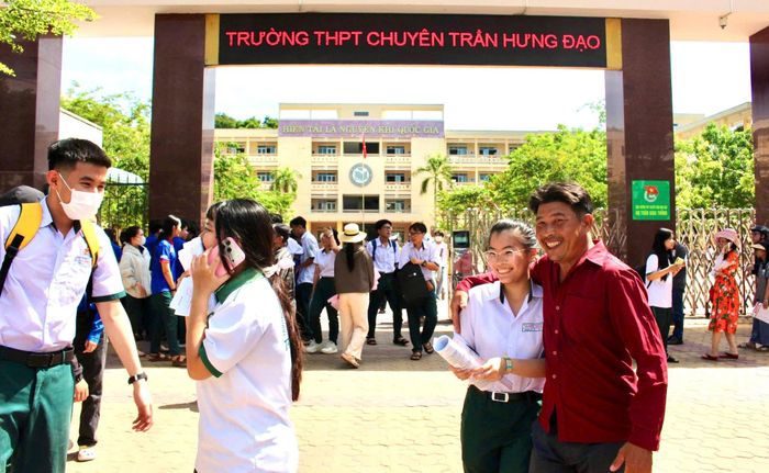 Thí sinh tại điểm thi Trường THPT Chuyên Trần Hưng Đạo (phường Phú Thủy) hoàn thành buổi thi cuối