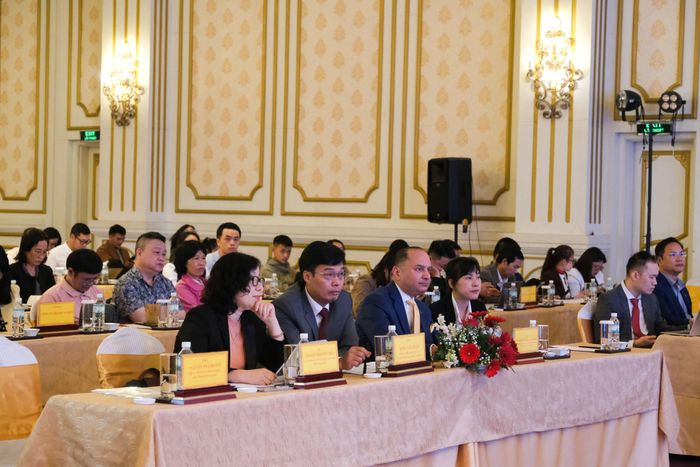 Các đại biểu và doanh nghiệp nghe các chuyên đề để hiểu sâu hơn về thị trường Halal