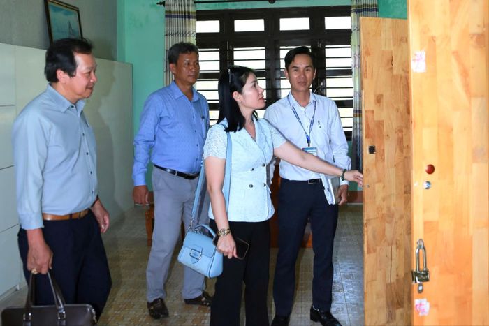 Bà Lê Thị Bích Liên, Giám đốc Sở Giáo dục và Đào tạo Lâm Đồng kiểm tra cơ sở vật chất tại điểm thi Trường THPT Ngô Quyền (Đặc khu Phú Quý) trước kỳ thi
