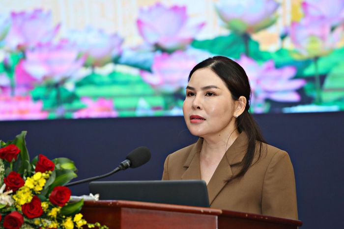Bà Phạm Thị Minh Hiếu, Phó Giám đốc Sở Tư pháp tỉnh Lâm Đồng phổ biến những nội dung mới của Bộ tiêu chí xây dựng chuẩn tiếp cận pháp luật cấp xã theo Quyết định số 27 của Thủ tướng Chính phủ