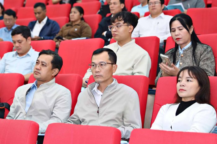 Lãnh đạo, công chức phụ trách công tác tư pháp - hộ tịch và các cán bộ liên quan của các xã, phường, đặc khu trên địa bàn tỉnh tham dự hội nghị