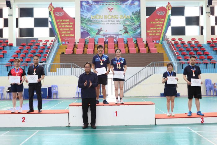 Trao giải cho các vận động viên đạt thành tích xuất sắc tại nội dung đôi nam - nữ