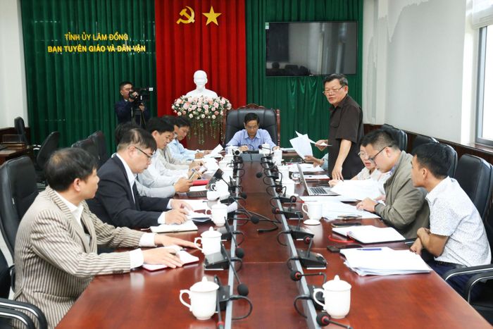 Thành viên Ban Giám khảo tham gia ý kiến tại cuộc họp