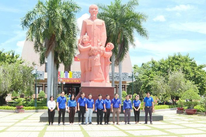 Đoàn viên, thanh niên chụp hình lưu niệm
