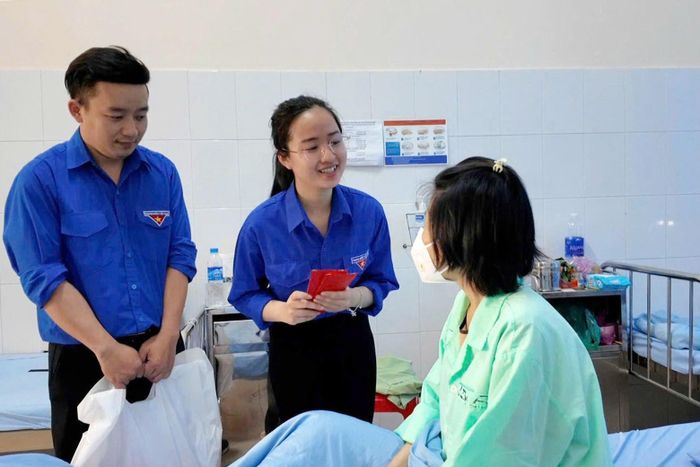 Đoàn cơ sở Báo và Phát thanh, Truyền hình Lâm Đồng thăm, tặng quà cho bệnh nhân có hoàn cảnh khó khăn