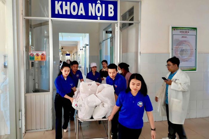 Đoàn viên, thanh niên Đoàn cơ sở Báo và Phát thanh, Truyền hình Lâm Đồng vận chuyển các phần quà trao tặng bệnh nhân có hoàn cảnh khó khăn