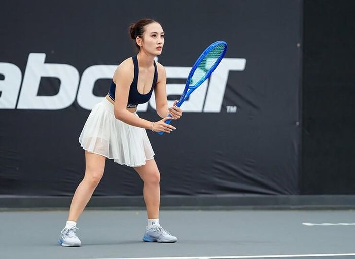 Tranh tài ở nội dung đôi nam nữ Newbie, tay vợt xinh đẹp cùng người đồng đội Lee Mân đã vượt qua vòng bảng khi có 2 chiến thắng ấn tượng 6-1 và 6-2.