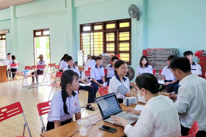 Tổ chức khám sức khỏe miễn phí cho học sinh tại Trường THPT Ngô Quyền (đặc khu Phú Quý)