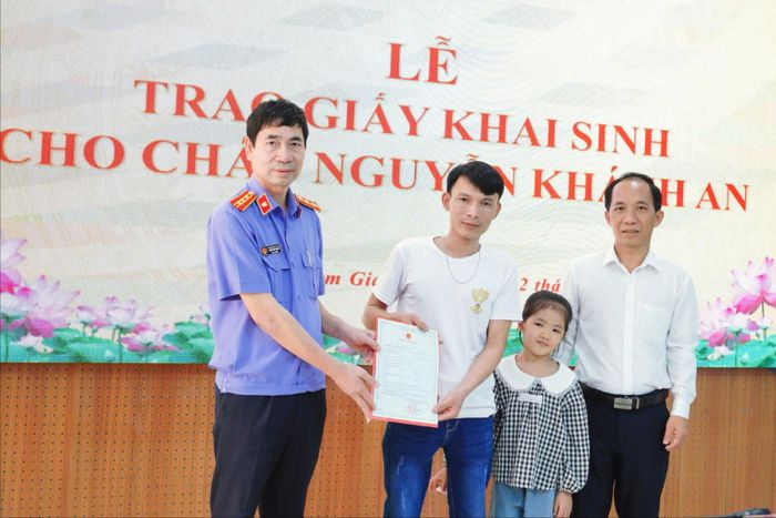Cơ quan chức năng trao giấy khai sinh cho cháu Khánh An